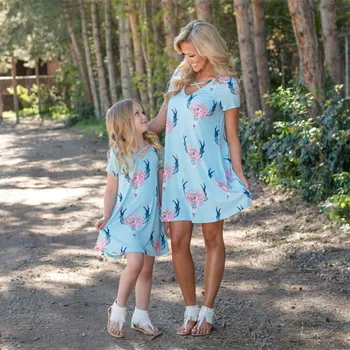 (Matching Māte Un Meita Kleita Ģimenes Izskatās Īsām Piedurknēm Pludmales Apģērbu Vasaras Mamma Meitai Ziedu Kleitas Apģērbu Tērpiem 03
