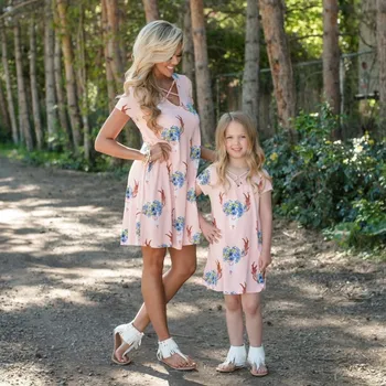 (Matching Māte Un Meita Kleita Ģimenes Izskatās Īsām Piedurknēm Pludmales Apģērbu Vasaras Mamma Meitai Ziedu Kleitas Apģērbu Tērpiem 03