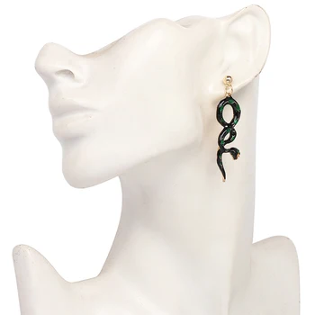 Ir 2021. Fashiong Stud Zaļā asimetriska Maza čūska auskari sievietēm izteikumu Cinka Sakausējuma Piliens auskari, Rotaslietas Dāvanu sieviete
